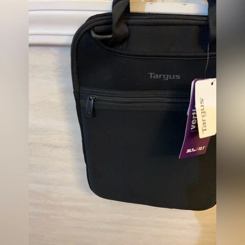 NWT-Targus Vertical Slipcase with hideaway handles, Crossbody Strap